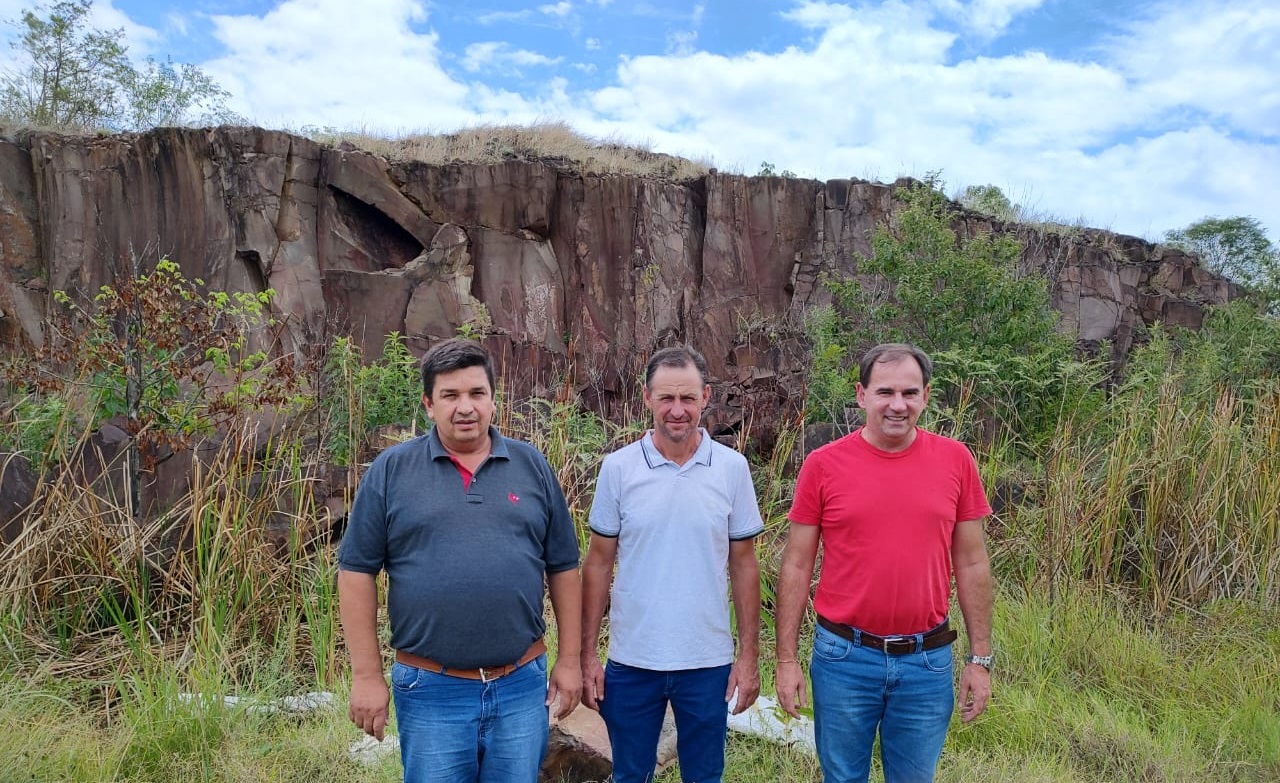 Presidente do Legislativo de Cerro Grande faz doação de pedreira para obra asfáltica